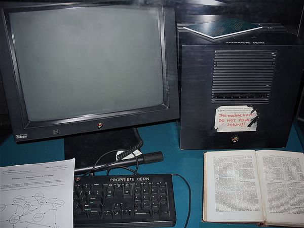 23. august: Poprava rytiera, zmluva o neútočení, verejný WWW, letecká katastrofa a narodenie obľúbeného speváka